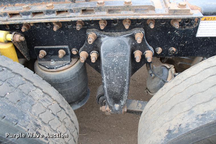 image for item DB6606 2004 Freightliner Columbia semi truck