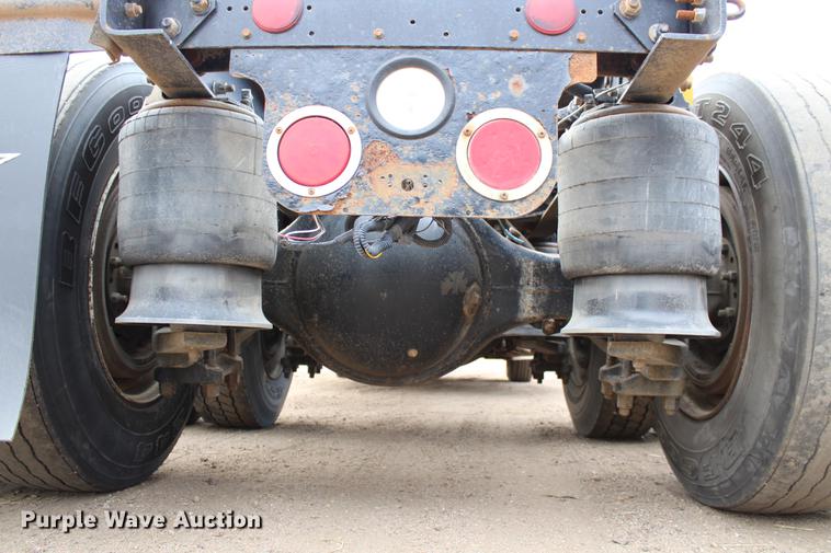 image for item DB6606 2004 Freightliner Columbia semi truck