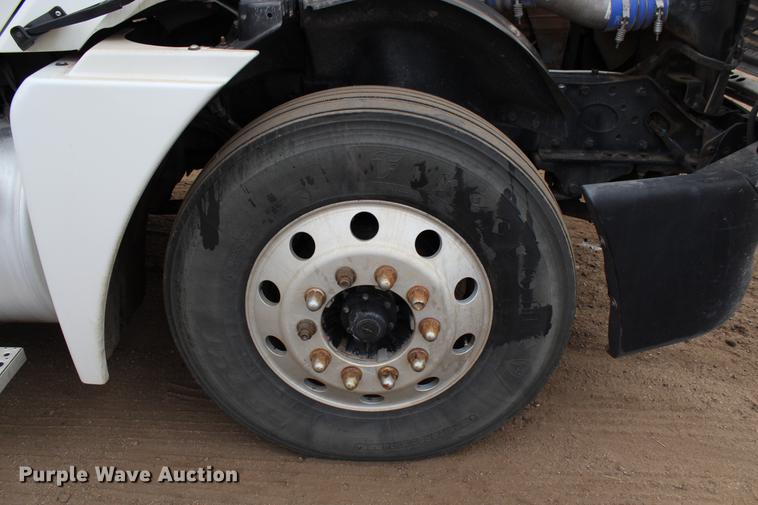 image for item DB6606 2004 Freightliner Columbia semi truck