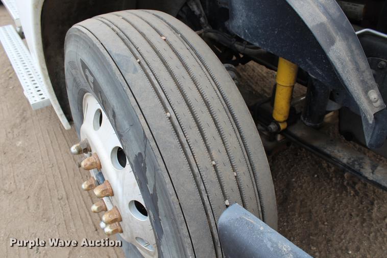 image for item DB6606 2004 Freightliner Columbia semi truck