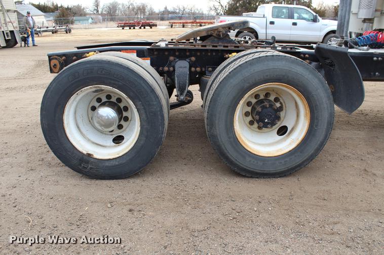 image for item DB6606 2004 Freightliner Columbia semi truck