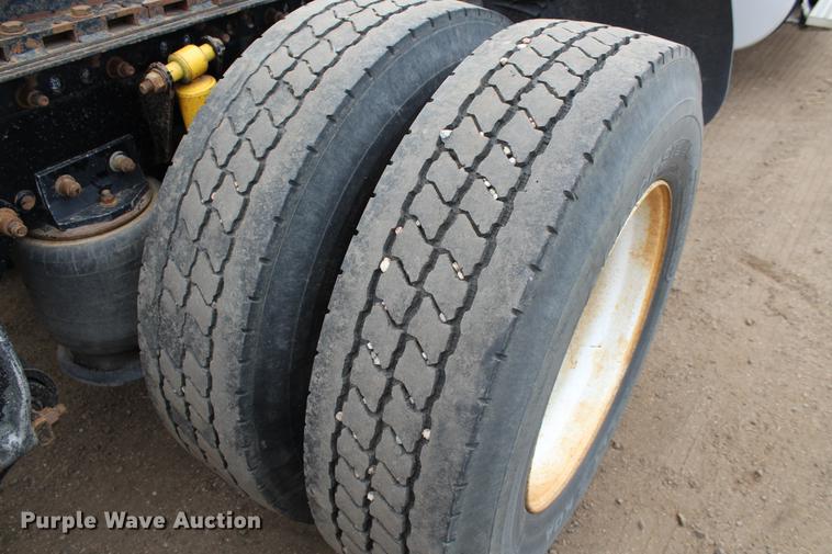 image for item DB6606 2004 Freightliner Columbia semi truck