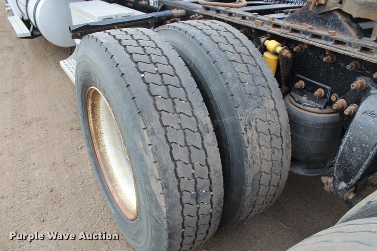 image for item DB6606 2004 Freightliner Columbia semi truck