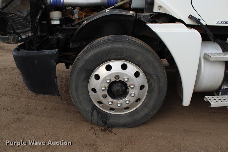 image for item DB6606 2004 Freightliner Columbia semi truck