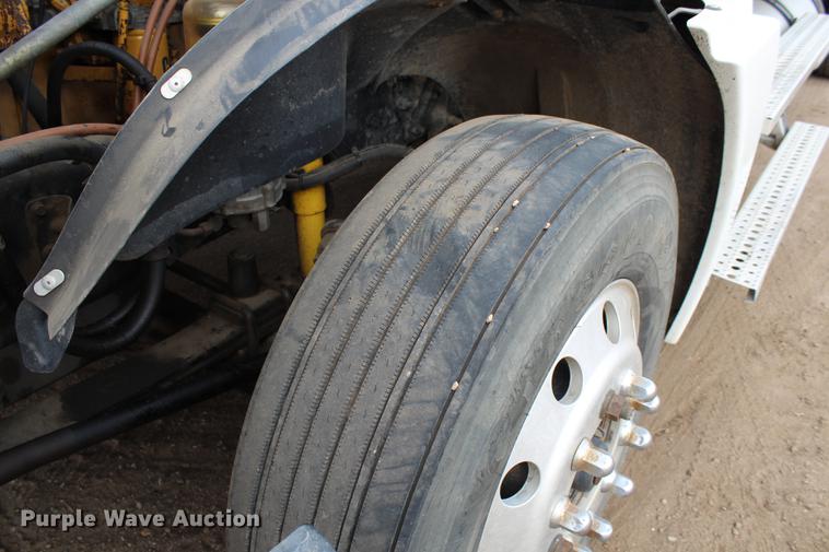 image for item DB6606 2004 Freightliner Columbia semi truck