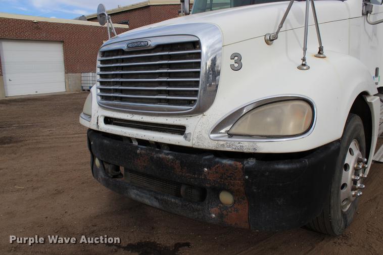 image for item DB6606 2004 Freightliner Columbia semi truck