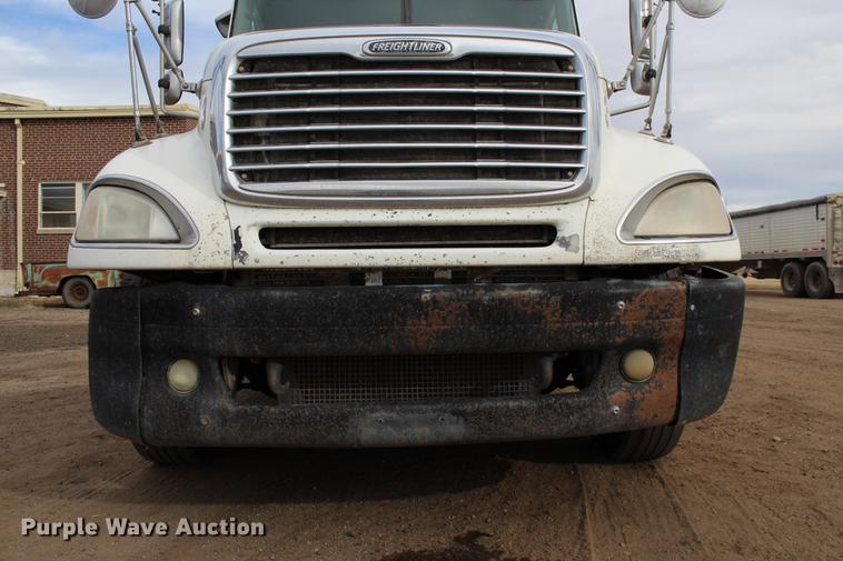 image for item DB6606 2004 Freightliner Columbia semi truck