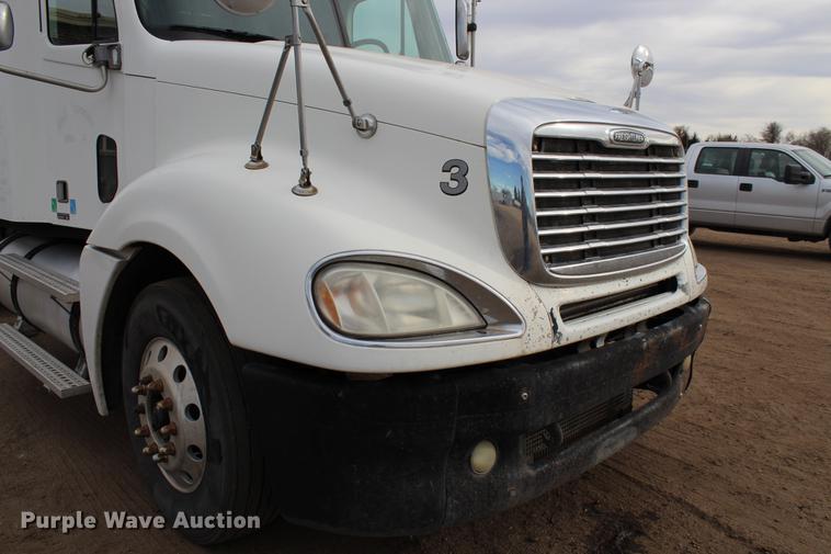 image for item DB6606 2004 Freightliner Columbia semi truck
