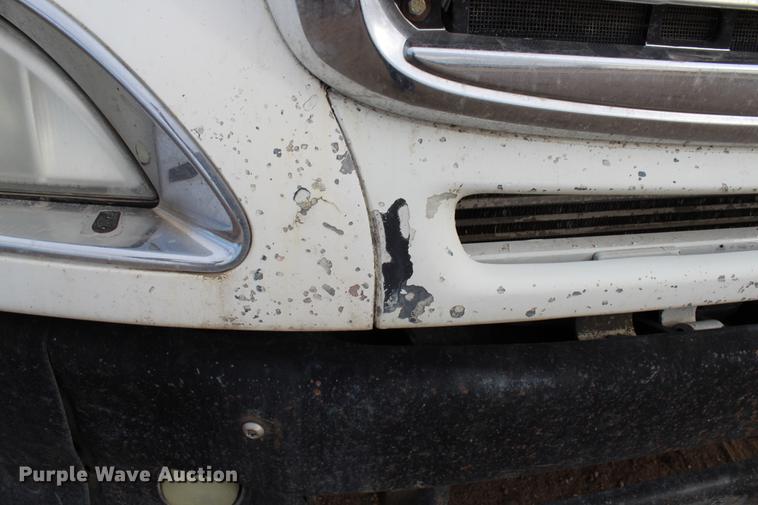 image for item DB6606 2004 Freightliner Columbia semi truck