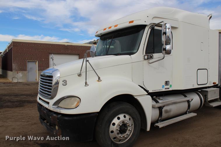 image for item DB6606 2004 Freightliner Columbia semi truck