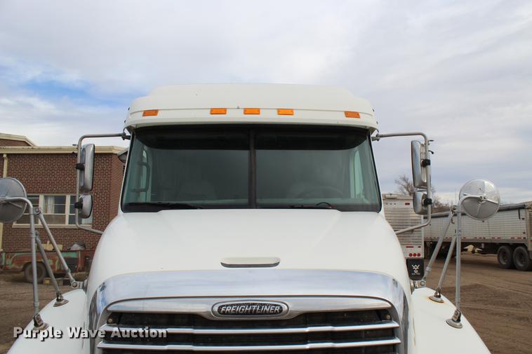 image for item DB6606 2004 Freightliner Columbia semi truck