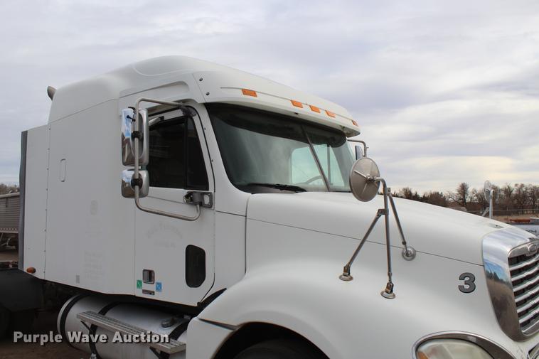 image for item DB6606 2004 Freightliner Columbia semi truck