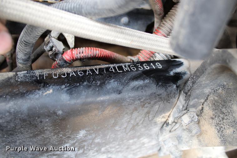 image for item DB6606 2004 Freightliner Columbia semi truck