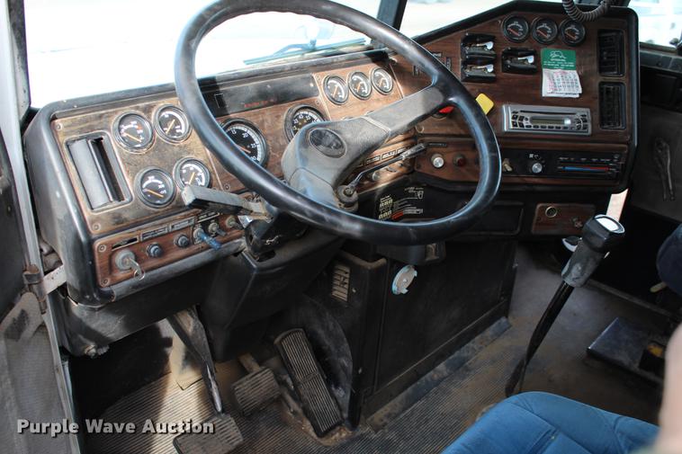 image for item DB6607 1994 Freightliner FLD120 semi truck