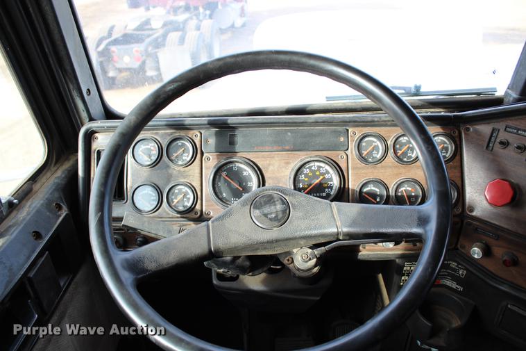 image for item DB6607 1994 Freightliner FLD120 semi truck