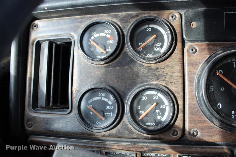 image for item DB6607 1994 Freightliner FLD120 semi truck