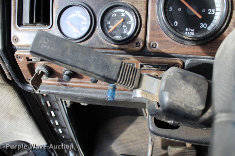 image for item DB6607 1994 Freightliner FLD120 semi truck