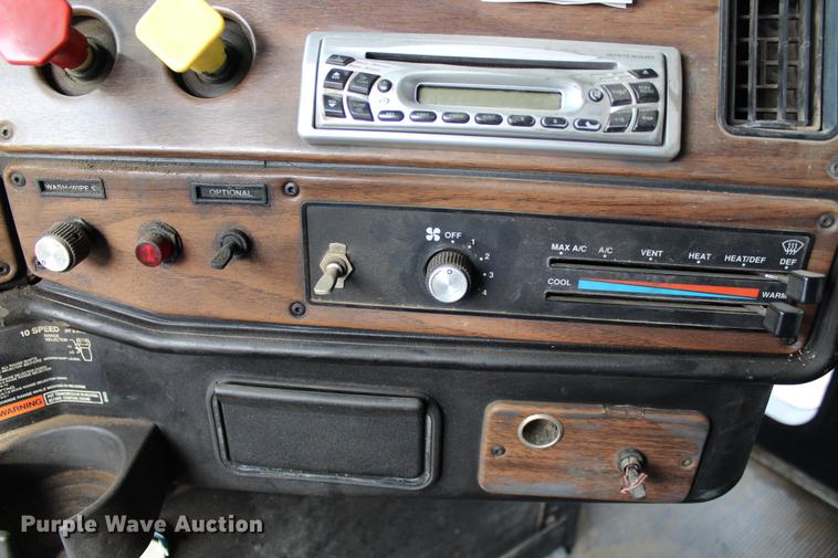 image for item DB6607 1994 Freightliner FLD120 semi truck