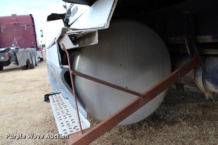 image for item DB6607 1994 Freightliner FLD120 semi truck