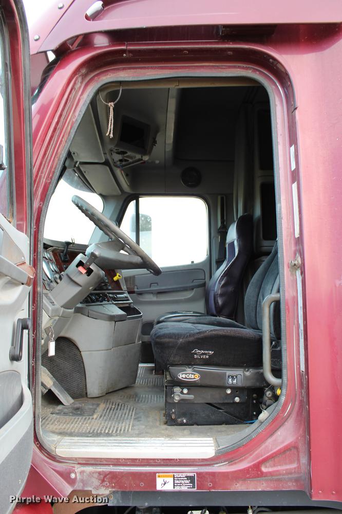 image for item DB6608 2001 Freightliner ST120 semi truck