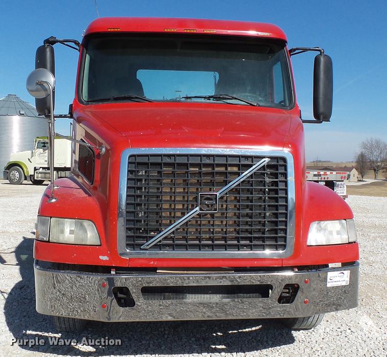 image for item DB7231 2006 Volvo VNM semi truck