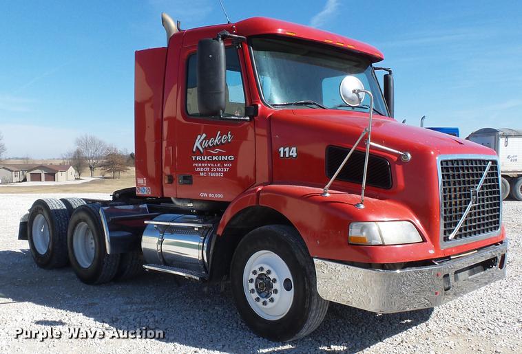 image for item DB7231 2006 Volvo VNM semi truck