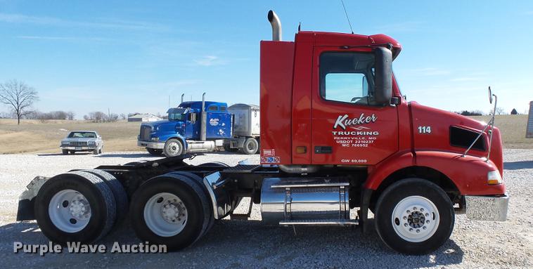 image for item DB7231 2006 Volvo VNM semi truck