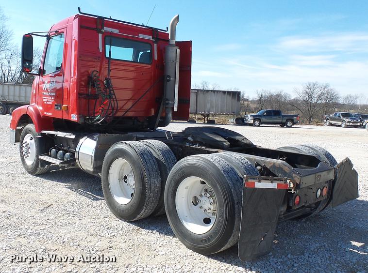 image for item DB7231 2006 Volvo VNM semi truck