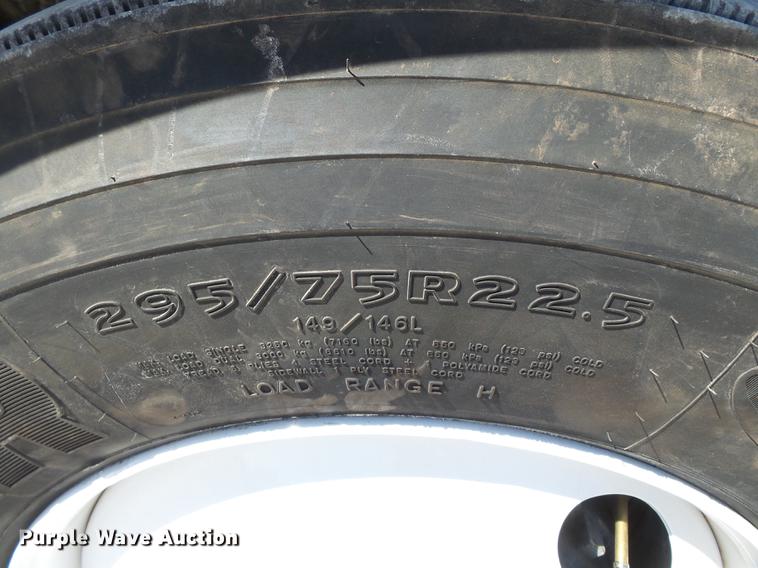 image for item DB7231 2006 Volvo VNM semi truck