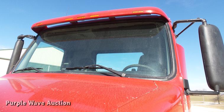 image for item DB7231 2006 Volvo VNM semi truck