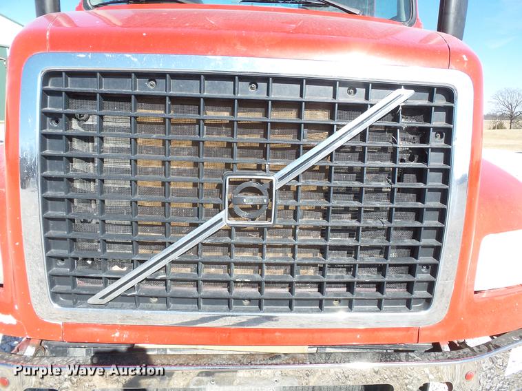 image for item DB7231 2006 Volvo VNM semi truck