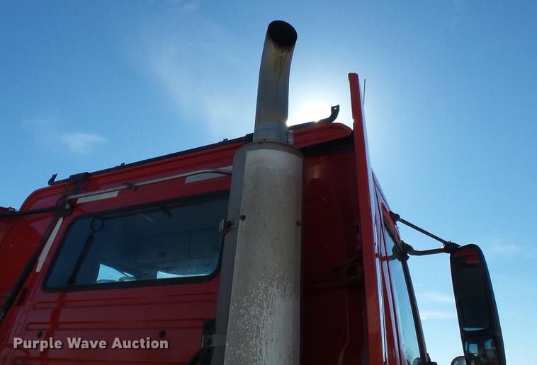 image for item DB7231 2006 Volvo VNM semi truck