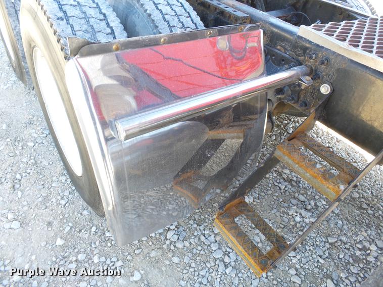 image for item DB7231 2006 Volvo VNM semi truck