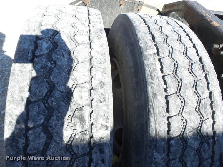 image for item DB7231 2006 Volvo VNM semi truck