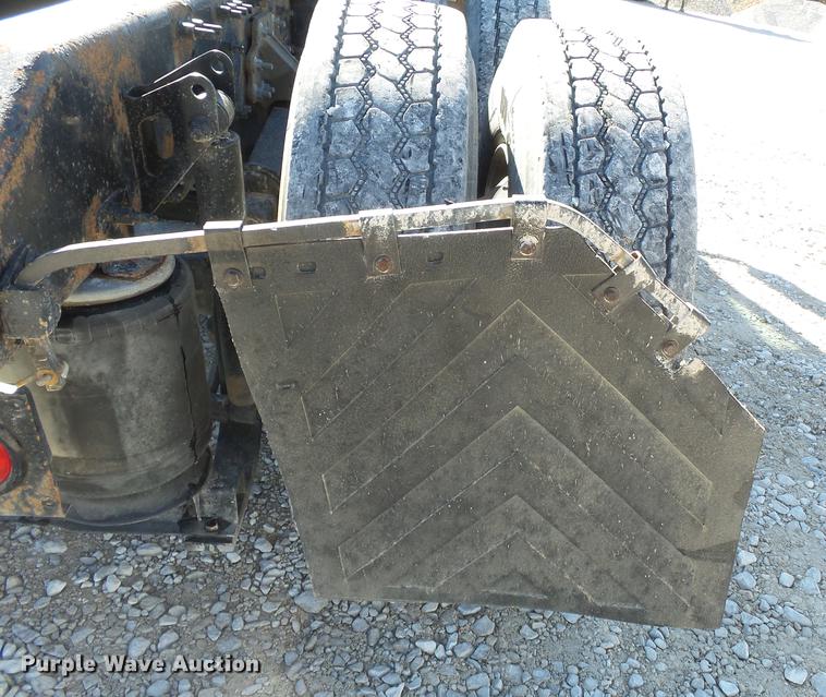 image for item DB7231 2006 Volvo VNM semi truck