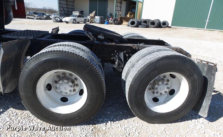 image for item DB7231 2006 Volvo VNM semi truck