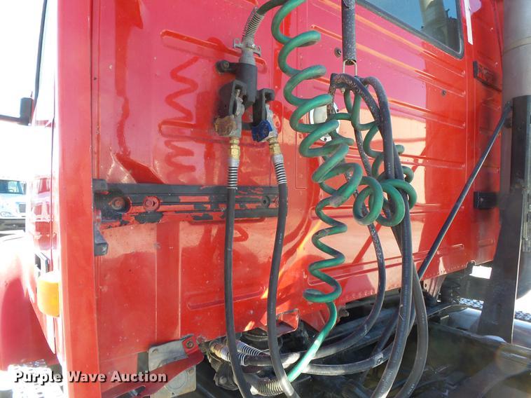 image for item DB7231 2006 Volvo VNM semi truck