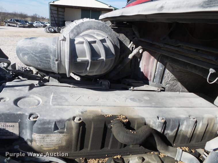 image for item DB7231 2006 Volvo VNM semi truck