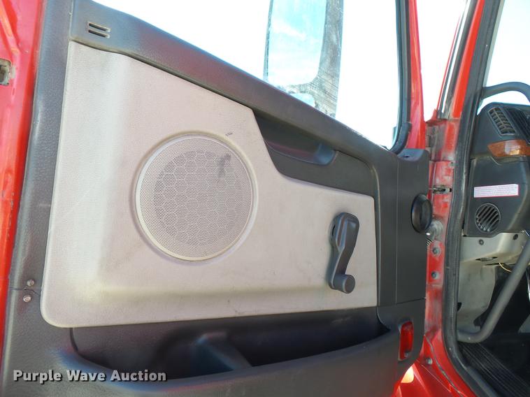 image for item DB7231 2006 Volvo VNM semi truck