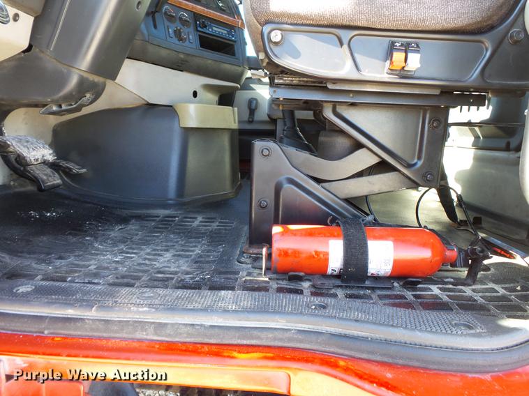 image for item DB7231 2006 Volvo VNM semi truck