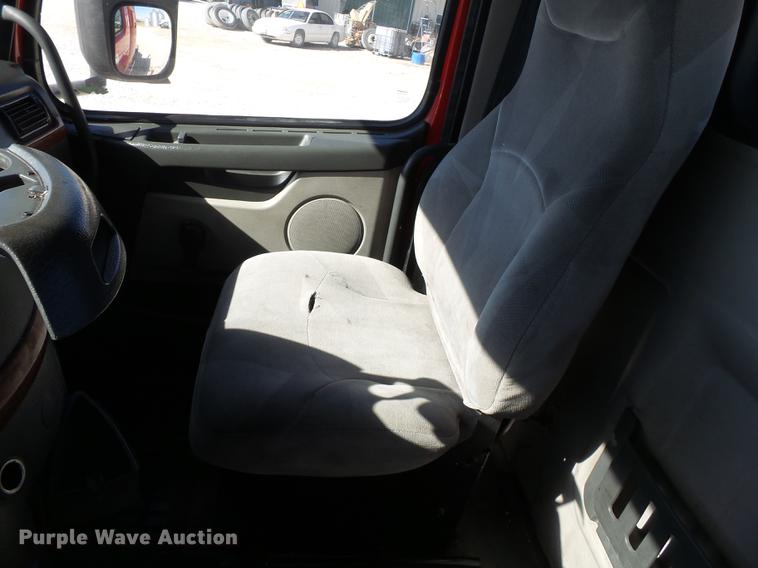 image for item DB7231 2006 Volvo VNM semi truck