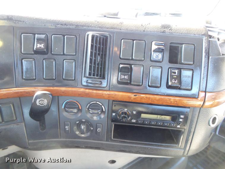 image for item DB7231 2006 Volvo VNM semi truck