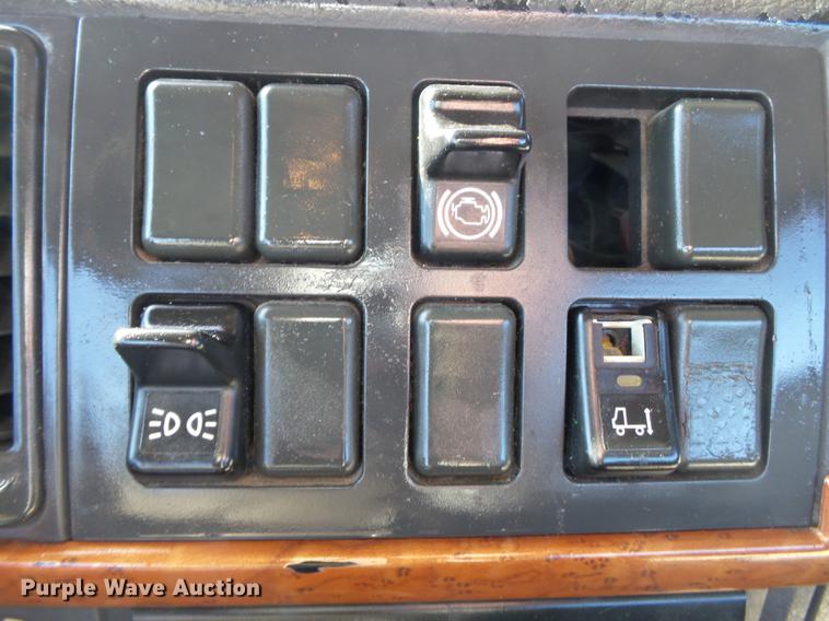 image for item DB7231 2006 Volvo VNM semi truck