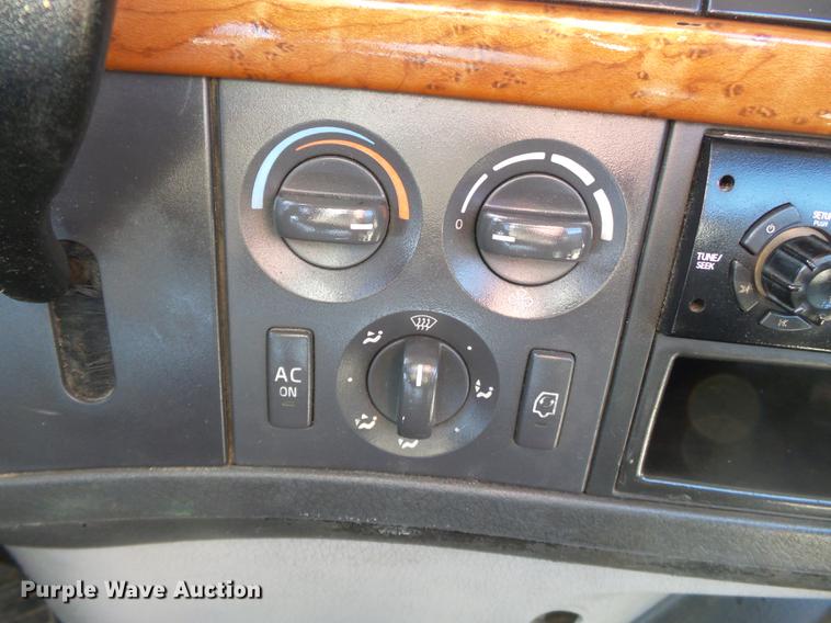 image for item DB7231 2006 Volvo VNM semi truck