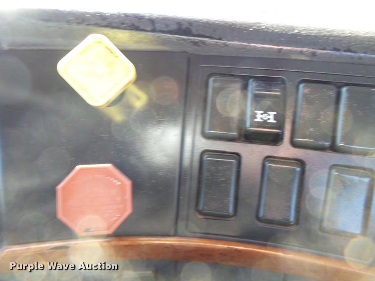 image for item DB7231 2006 Volvo VNM semi truck