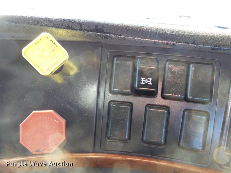 image for item DB7231 2006 Volvo VNM semi truck