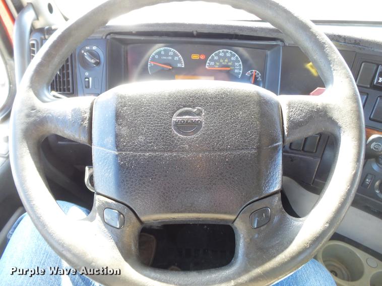 image for item DB7231 2006 Volvo VNM semi truck