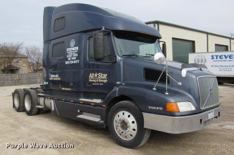 image for item DC2190 2001 Volvo VNL semi truck