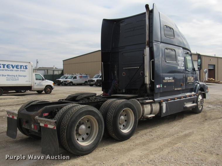 image for item DC2190 2001 Volvo VNL semi truck