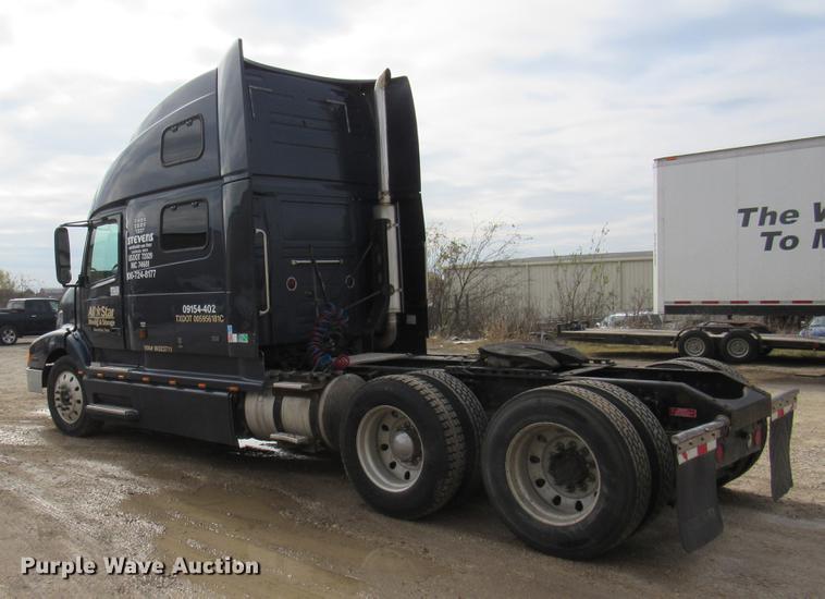 image for item DC2190 2001 Volvo VNL semi truck